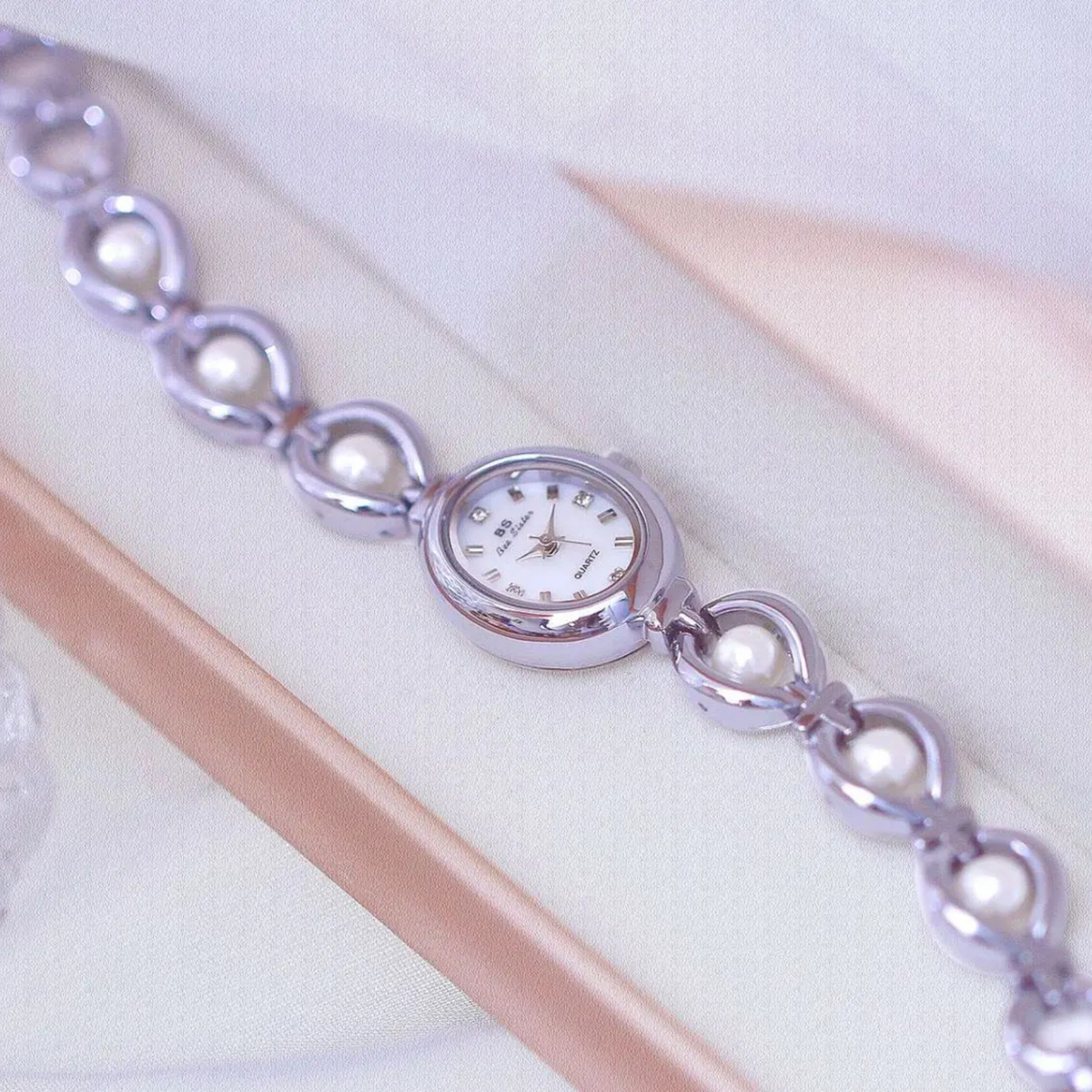 Lyra Pearl Link Watch